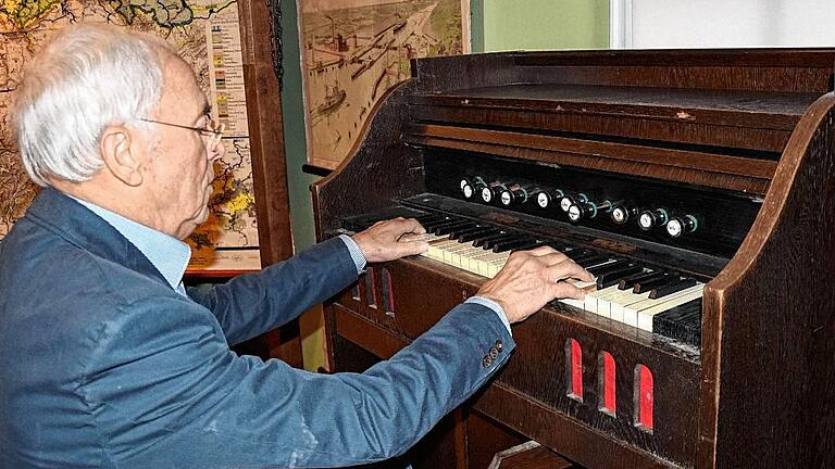 Schulmuseumsleiter Eduard Stenger freut sich, dass ein rund 100 Jahre altes Harmonium aus dem Aloysianum nun in seinem Museum steht.