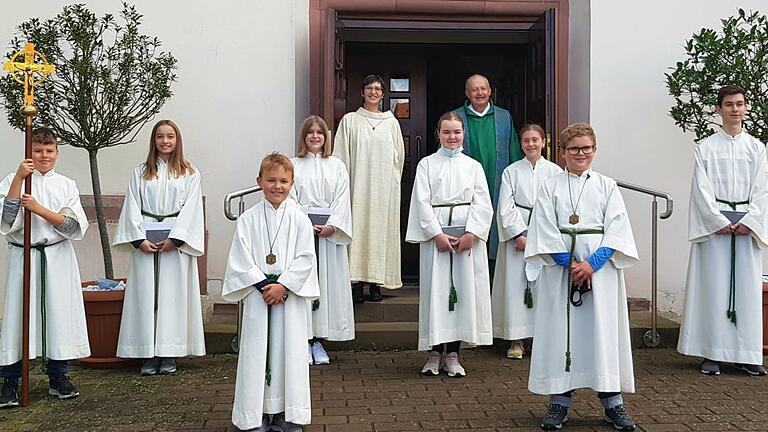 Im Bild vorne: die beiden neu aufgenommen Ministranten David Fischer und Ben Maier, in der Reihe dahinter: Julian Krug, Lea Siegler, Marie Ehrbar, Nina Möhres, Mila Koch, Tim Öhring. Ganz hinten: Pastoralreferentin Claudia Jung und Pfarrer Albin Krämer