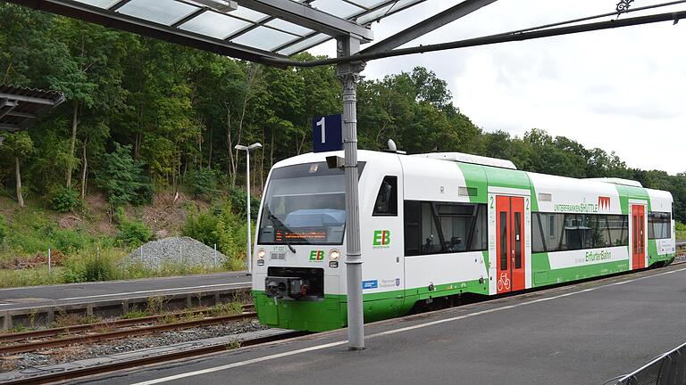 Die kleinen Schienenbusse der Erfurter Bahn, die im Netz 'Kissinger Stern' in Richtung Schweinfurt fahren, sind derzeit stark frequentiert.