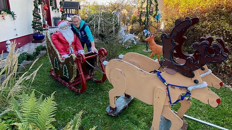 Auch wenn noch kein Schnee in Sicht ist: Rund um das Weihnachtshaus von Peter Mack in Mellrichstadt ist schon alles für den ersten Advent vorbereitet.&nbsp;&nbsp;