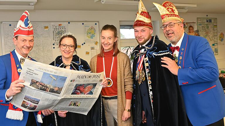 Die Giebelstadter Narren waren in der Main-Post-Redaktion in Ochsenfurt zu Besuch, von links Gesellschaftspräsident Christian Barreca, Prinzessin Katja I., Redakteurin Anna-Lena Behnke, Prinz Moritz I. und Sitzungspräsident Stanley Thomas.