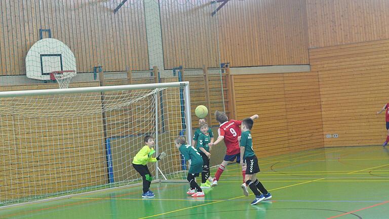 Der Stockheimer F-Juniorenspieler Max Streit köpft zum 3:0 gegen Bischofsheim ein.