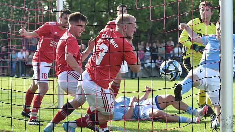 Niklas Sperlich (rechts) drückt den Ball zur Führung für den TSV Münnerstadt ins Tor des SV Rödelmaier. Christoph Koob, Daniel Beker und Sebastian Popp (von links) können es nicht verhindern. Niklas Sperlich (rechts) drückt den Ball zur Führung für den TSV Münnerstadt ins Tor des SV Rödelmaier. Christoph Koob, Daniel Beker und Sebastian Popp (von links) können es nicht verhindern.