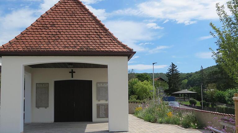 Der neu gestalteten Vorplatz mit der Aussegnungshalle       -  Der neu gestalteten Vorplatz mit der Aussegnungshalle