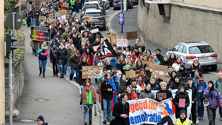 Das Kollektiv 'Jugend für Demokratie' rief am Freitag zu einer Demo unter dem Motto 'Zusammen gegen Demokratiefeindlichkeit' auf. Rund 2000 Menschen haben teilgenommen.&nbsp;