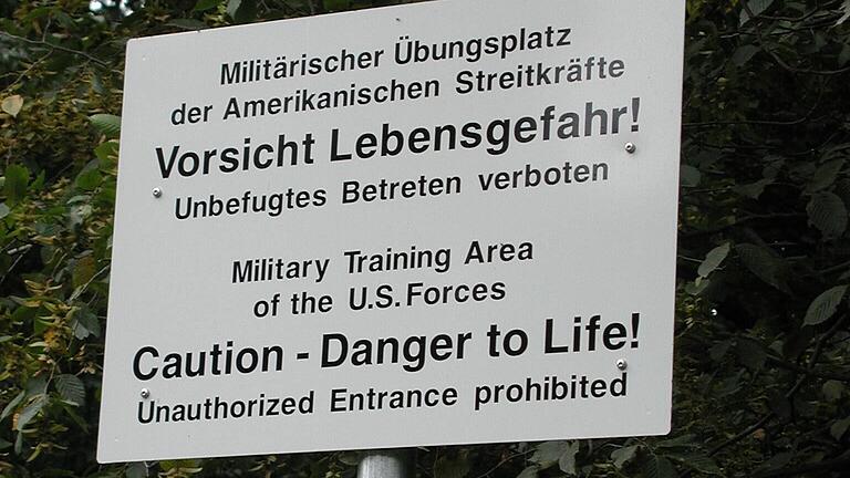 Einst diente der Klosterforst den amerikanischen Streitkräften in Kitzingen als Übungsgebiet. Bald könnte die Bundeswehr dort Warnschilder aufstellen. Einst diente der Klosterforst den amerikanischen Streitkräften in Kitzingen als Übungsgebiet. Bald könnte die Bundeswehr dort Warnschilder aufstellen.