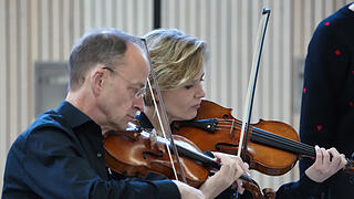 Volle Konzentration zeigen Michael Friedrich und Anne Schoenholtz vom BRSO auch bei einem Kinderkonzert.
