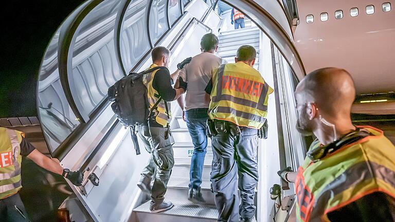 Knapp 300 Menschen wurden im vergangenen Jahr aus Unterfranken abgeschoben.