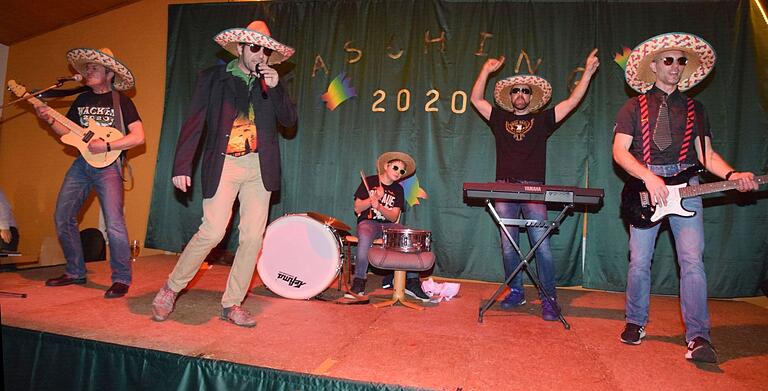 Nach 20 Jahren reaktivierte sich die Steigerwaldrocker-Band und beendete den Abend mit lauter Musik. Nach 20 Jahren reaktivierte sich die Steigerwaldrocker-Band und beendete den Abend mit lauter Musik.