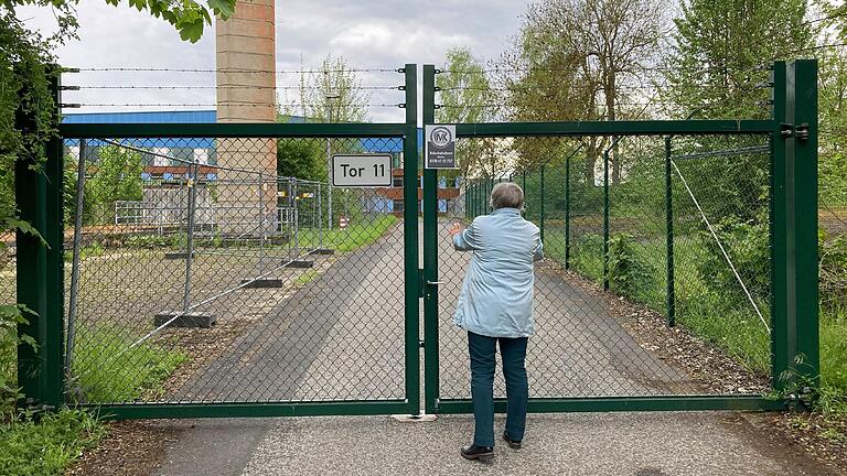 Vor dem verschlossenen Tor zum Impfzentrum in Giebelstadt standen an Christi Himmelfahrt einige Personen, die dort eigentlich ihre zweite Corona-Impfung erhalten sollten.&nbsp;