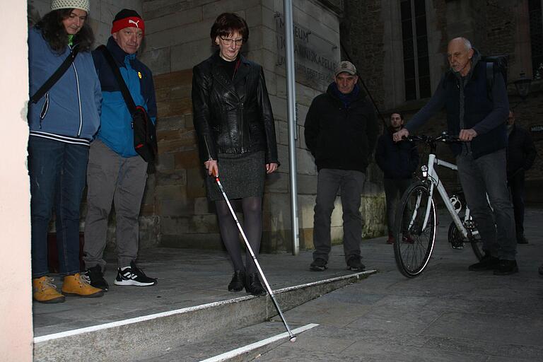 Am Eingang zum Gotik-Museum in der Johanniskapelle sind die beiden Treppenstufen zwar optisch markiert, doch für Sehbehinderte ist diese Stolperfalle nicht wahrnehmbar. Am Eingang zum Gotik-Museum in der Johanniskapelle sind die beiden Treppenstufen zwar optisch markiert, doch für Sehbehinderte ist diese Stolperfalle nicht wahrnehmbar.