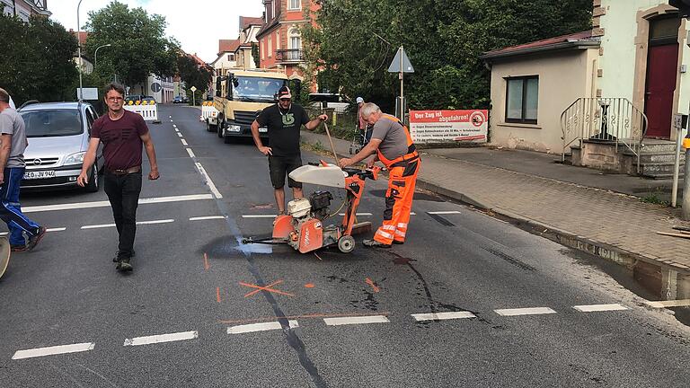 Versuch Nummer eins beginnt: Mitten unter der Straße soll sich der Rohrbruch befinden. Das stellt sich jedoch dann als Irrtum heraus.