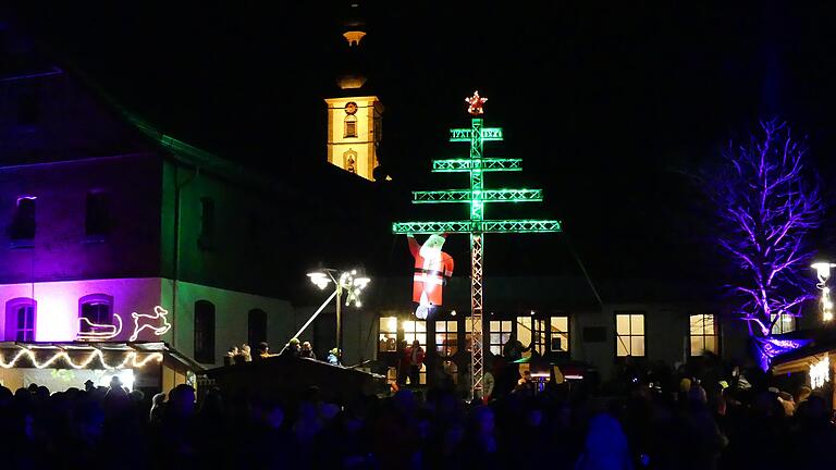 Der Marktplatz von Oberelsbach verwandelt sich beim etwas anderen Weihnachtsmarkt (Archivfoto) in ein Lichtermeer.