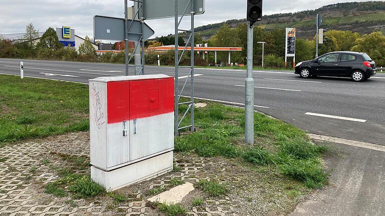 Auch in Zellingen wurde ein&nbsp; Verteilerkasten mit weiß-roter Farbe beschmiert.