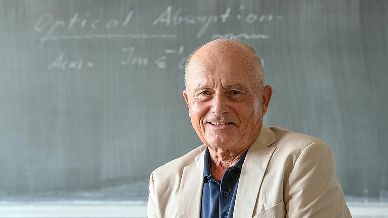 Physik-Professor Werner Hanke verbringt mit 80 Jahren noch immer 15-20 Wochenstunden an der Würzburger Julius-Maximilians-Universität. Physik-Professor Werner Hanke verbringt mit 80 Jahren noch immer 15-20 Wochenstunden an der Würzburger Julius-Maximilians-Universität.