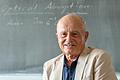 Physik-Professor Werner Hanke verbringt mit 80 Jahren noch immer 15-20 Wochenstunden an&nbsp;der Würzburger Julius-Maximilians-Universität.