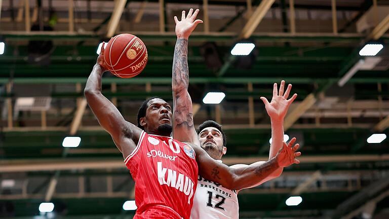 Baskets-Neuzugang Darius Perry (am Ball) setzt sich gegen Istanbuls Canberk Vogel durch.