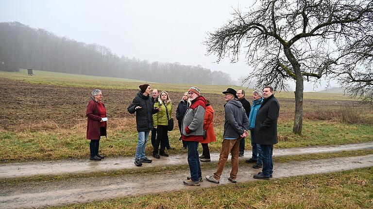 Torsten Ruf (Zweiter von links) sagte bei dem Treffen, durch diese Straße würde der gesamte Bereich für Mensch und Tier 'komplett entwertet'. Torsten Ruf (Zweiter von links) sagte bei dem Treffen, durch diese Straße würde der gesamte Bereich für Mensch und Tier 'komplett entwertet'.