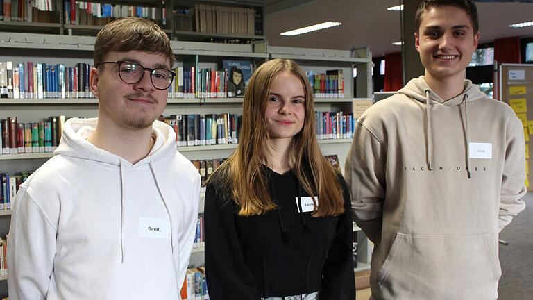 David Schneider (v.l.), Laura Zech und Luca Werner aus der 12. Klasse des Franz-Miltenberger-Gymnasiums berichten über das Zivilcourage-Training.       -  David Schneider (v.l.), Laura Zech und Luca Werner aus der 12. Klasse des Franz-Miltenberger-Gymnasiums berichten über das Zivilcourage-Training.