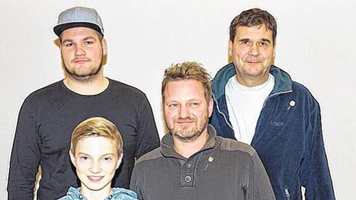 Angler in ruhigen Gewässern - (si) Ohne große Diskussionen verlief die Jahresversammlung der Anglergemeinschaft Röthlein. Vorsitzende Ute Jünger gab einen Rückblick auf die Aktivitäten des vergangenen Jahres. Die regelmäßigen Gewässeruntersuchungen hätten durchweg positive Werte gezeigt. Auch die Jugendgruppe war aktiv. Sie konnte sich über die erfolgreiche Teilnahme beim Bezirksjugendfischen und beim unterfränkischen Castingturnier freuen. Jünger wies zudem auf die Veranstaltungen am Königsmarktsee hin. Im Anschluss folgten die Siegerehrungen für das Königs- und das Jugendkönigsangeln. Werner Wieland siegte bei den Erwachsenen und Simon Kreutzberger, wie bereits im Vorjahr, bei der Jugend. Für zehn Jahre Mitgliedschaft im Verein wurden Simon Kreutzberger, Jochen Kreutzberger und Viktor Heusler geehrt. Auf 25 Jahre Mitgliedschaft kann Hans-Peter Schirmer zurückblicken .Er erhielt als Anerkennung ein Präsent. Wichtigster Termin 2015 ist das Fischfest an Pfingsten. Angler in ruhigen Gewässern - (si) Ohne große Diskussionen verlief die Jahresversammlung der Anglergemeinschaft Röthlein. Vorsitzende Ute Jünger gab einen Rückblick auf die Aktivitäten des vergangenen Jahres. Die regelmäßigen Gewässeruntersuchungen hätten durchweg positive Werte gezeigt. Auch die Jugendgruppe war aktiv. Sie konnte sich über die erfolgreiche Teilnahme beim Bezirksjugendfischen und beim unterfränkischen Castingturnier freuen. Jünger wies zudem auf die Veranstaltungen am Königsmarktsee hin. Im Anschluss folgten die Siegerehrungen für das Königs- und das Jugendkönigsangeln. Werner Wieland siegte bei den Erwachsenen und Simon Kreutzberger, wie bereits im Vorjahr, bei der Jugend. Für zehn Jahre Mitgliedschaft im Verein wurden Simon Kreutzberger, Jochen Kreutzberger und Viktor Heusler geehrt. Auf 25 Jahre Mitgliedschaft kann Hans-Peter Schirmer zurückblicken .Er erhielt als Anerkennung ein Präsent. Wichtigster Termin 2015 ist das Fischfest an Pfingsten.