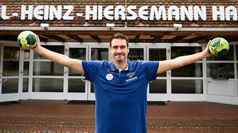 Carsten Lichtlein vor der Karl-Heinz-Hiersemann Halle in Erlangen, wo der HC trainiert. . Carsten Lichtlein vor der Karl-Heinz-Hiersemann Halle in Erlangen, wo der HC trainiert. .