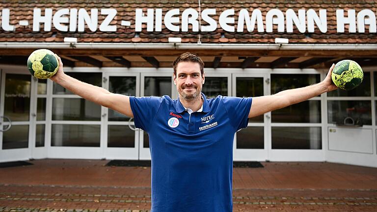 Carsten Lichtlein vor der Karl-Heinz-Hiersemann Halle in Erlangen, wo der HC trainiert. . Carsten Lichtlein vor der Karl-Heinz-Hiersemann Halle in Erlangen, wo der HC trainiert. .