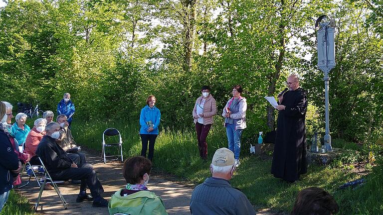 Das Foto zeigt die Gläubigen und Pater Isaak, Hildegard Eschenbacher, Birgit Burger, Petra Gerlach am Bildstock hoch am Stadelschwarzacher Teufelsberg bei der Andacht zur Erinnerung an die eigentlich stattfindende Gößweinstein-Wallfahrt. Das Foto zeigt die Gläubigen und Pater Isaak, Hildegard Eschenbacher, Birgit Burger, Petra Gerlach am Bildstock hoch am Stadelschwarzacher Teufelsberg bei der Andacht zur Erinnerung an die eigentlich stattfindende Gößweinstein-Wallfahrt.