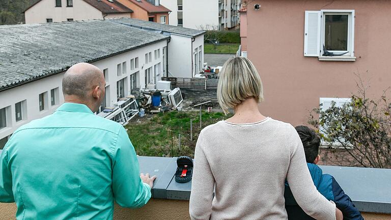 Familie Bauer beobachtet das Grundstück, von dem die Rattenplage im Würzburger Stadtteil Heidingsfeld ausgehen soll, mit Sorge. Auf ihrem eigenen Grundstück haben sie Fallen aufgestellt. Familie Bauer beobachtet das Grundstück, von dem die Rattenplage im Würzburger Stadtteil Heidingsfeld ausgehen soll, mit Sorge. Auf ihrem eigenen Grundstück haben sie Fallen aufgestellt.