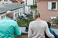 Familie Bauer beobachtet das Grundstück, von dem die Rattenplage im Würzburger Stadtteil Heidingsfeld ausgehen soll, mit Sorge. Auf ihrem eigenen Grundstück haben sie Fallen aufgestellt.