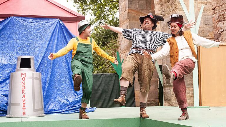 Ob sich der Räuber Hotzenplotz von der Mondrakete beeindrucken lässt? Ab 4. August wird die Altenburg zur Chapeau Claque-Sommerbühne – sehr zur Freude aller Kinder ab vier Jahren. Ob sich der Räuber Hotzenplotz von der Mondrakete beeindrucken lässt? Ab 4. August wird die Altenburg zur Chapeau Claque-Sommerbühne – sehr zur Freude aller Kinder ab vier Jahren.