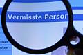 ARCHIV - 27.08.2010, Mecklenburg-Vorpommern, Schwerin: Hinter einer Lupe ist der Schriftzug «Vermisste Person» auf einem Fahndungsaufruf auf der Internetseite des Bundeskriminalamtes (BKA) zu sehen. (zu dpa: «Rund 220 Menschen werden in Hamburg vermisst») Foto: Jens Büttner/dpa +++ dpa-Bildfunk +++