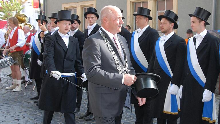 Burschenhauptmann Christian Bauer (links) und Bürgermeister Herbert Volkamer schritten der Tradition folgend die Reihe der Historischen Burschenschaft ab.