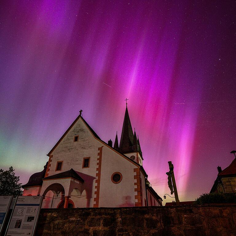 Das Polarlicht über der Dorfkirche von Salz tauchte das Gotteshaus in ein ganz besonderes Licht.