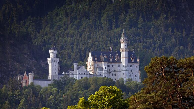 Schloss Neuschwanstein       -  Das Schloss Neuschwanstein im Morgenlicht.