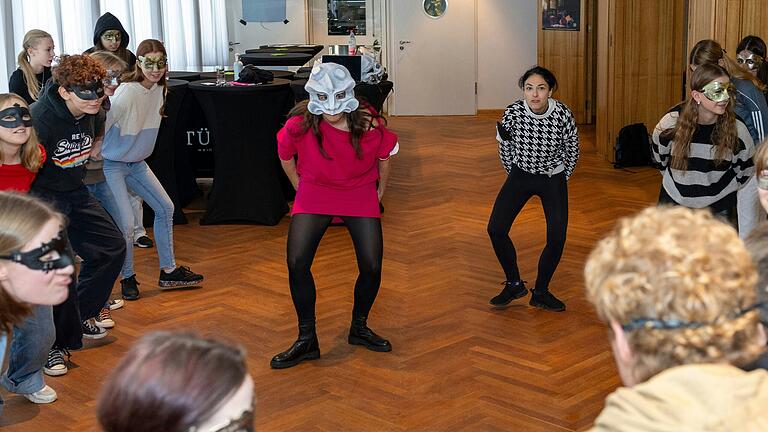 Masken spielen bei der commedia dell'arte eine wichtige Rolle. Für die in Koproduktion mit dem Schweinfurter Theater entstandene Inszenierung 'Pagliacci / Le Maschere' wurden extra Masken aus Thermoplast angefertigt. Masken spielen bei der commedia dell'arte eine wichtige Rolle. Für die in Koproduktion mit dem Schweinfurter Theater entstandene Inszenierung 'Pagliacci / Le Maschere' wurden extra Masken aus Thermoplast angefertigt.