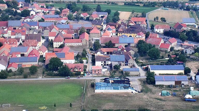 Aus der Luft sieht man die Ausmaße des ehemaligen Johanniterkastells (links unterhalb der Kirche neben dem ehemaligen Pfarrhaus) seht gut. Reste der einst mächtigen Sandsteinmauern sind noch vorhanden und wurden als Mauer mitgenutzt.