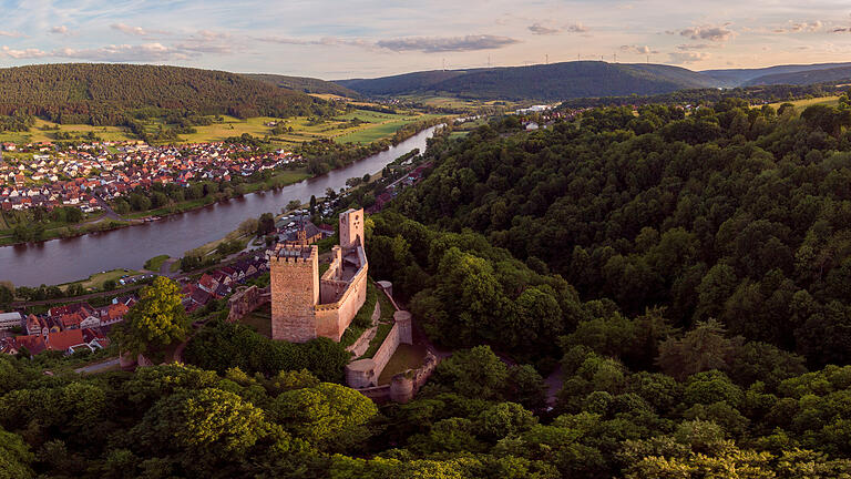 Sie thront hoch über dem Main: Die Henneburg in Stadtprozelten im Landkreis Miltenberg ist eine der größten Burgruinen in Bayern.