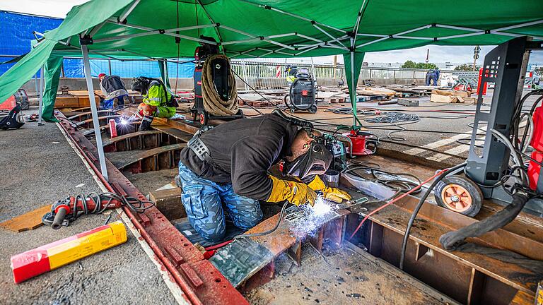 Um den Querträger für den Ausbau freizulegen, wurde zunächst die Übergangskonstruktion geöffnet und ausgebaut. Das Einsetzen des neuen Querträgers erforderte viel Fingerspitzengefühl und eine Menge&nbsp;Schweißarbeiten am neuen Träger.