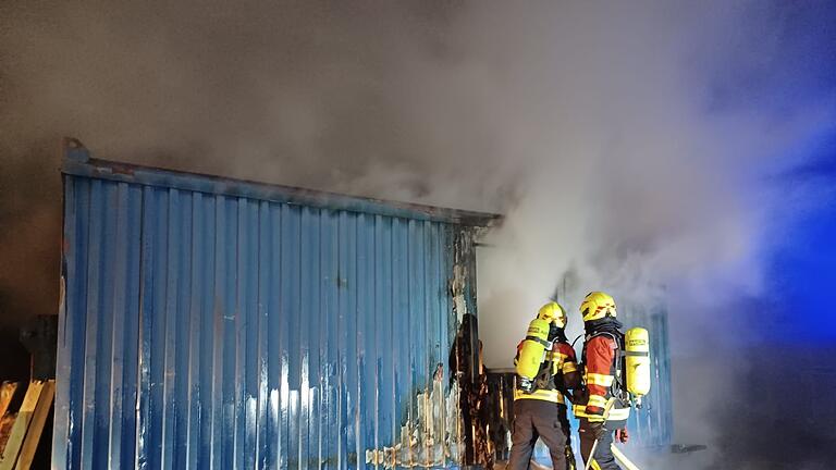 Die Feuerwehr verhinderte durch Ihr schnelles Eingreifen beim Brand eines Aufenthaltscontainers in Sand ein Übergreifen der Flammen auf eine benachbarte Lagerhalle.