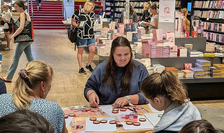 Emily Hammer aus Würzburg ist zum Taylor Swift-Armband basteln in den Hugendubel gekommen. Emily Hammer aus Würzburg ist zum Taylor Swift-Armband basteln in den Hugendubel gekommen.