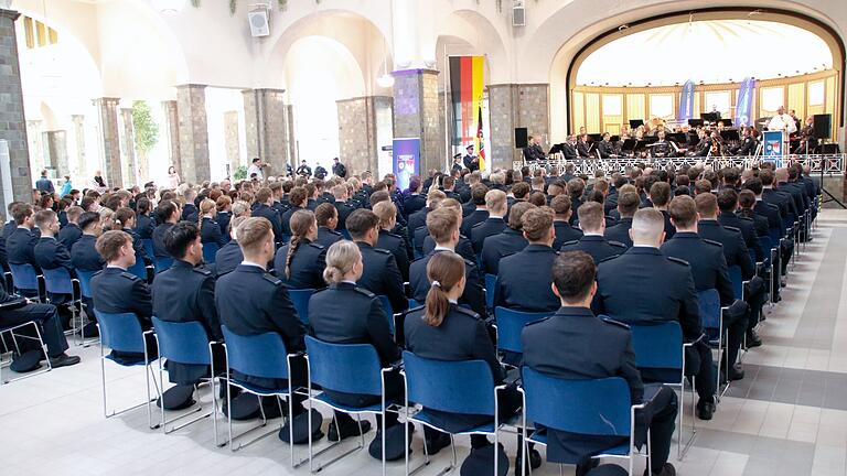 Feierliche Vereidigung von 125 künftigen Bundespolizisten in der Wandelhalle. Feierliche Vereidigung von 125 künftigen Bundespolizisten in der Wandelhalle.