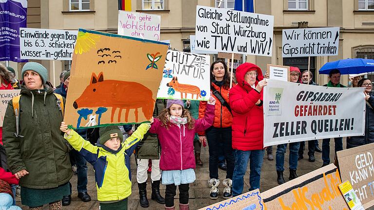 &nbsp;Vor der Sondersitzung des Würzburger Stadtrats im Rathaus protestierten am Donnerstag mehrere Dutzend Menschen gegen das geplante Gips-Bergwerk der Firma Knauf im Landkreis Würzburg.