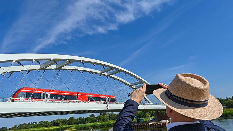 Polen verbietet Fotos von kritischer Infrastruktur       -  Ein Zug auf der Bahnbrücke über den Grenzfluss Oder zwischen dem polnischen Kostrzyn und auf deutscher Seite Küstrin-Kietz. Polen stellt das Fotografieren kritischer Infrastruktur unter Strafe, um sich besser vor Spionage zu schützen. (Archivbild)
