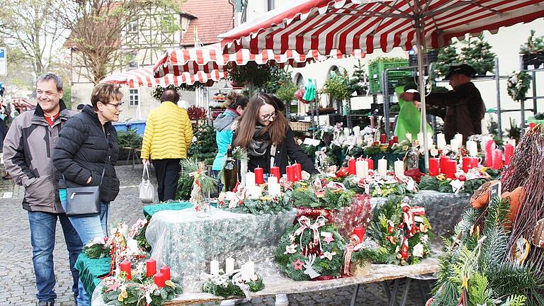 Viele Stände am Arnsteiner Katharinenmarkt standen ganz im Zeichen des Advent.