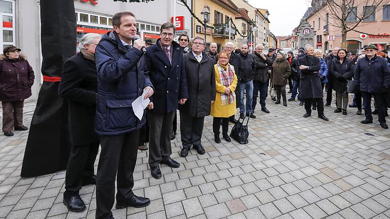 Zahlreiche Besucher und Politiker kamen zur Eröffnung des neu gestalteten Heidingsfelder Rathausplatzes.