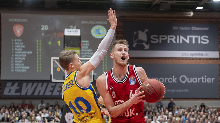 s.Oliver Wuerzburg vs. Basketball Loewen Braunschweig, Basketball, BBL       -  Deutschland, Wuerzburg, s.Oliver Arena, 03.01.2020, s.Oliver Wuerzburg vs. Basketball Loewen Braunschweig, Basketball, BBL

Bild: v. l. Thomas Klepeisz (Basketball Loewen Braunschweig) und Lucas Fischer (s.Oliver Wuerzburg)