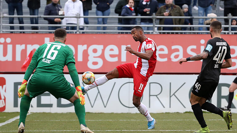 Ständiger Unruheherd: Hier kommt Kickers-Angreifer Saliou Sané gegen Braunchweigs Keeper Jasmin Fejzic und Robin Ziegele zum Abchluss.