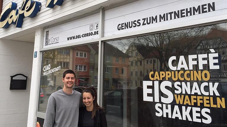 Am Marktplatz in Mellrichstadt wird an diesem Samstag die Eisdiele Del Corso eröffnet. Die Geschäftsführer Bruno und Gabriela Dos Santos bieten zunächst Eis und Snacks to go an, hoffen aber, auch bald Gäste im Außenbereich bewirten zu können.