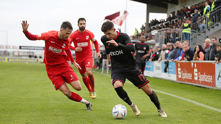 Nicht zu halten: Kickers-Akteur Ivan Franjic (rechts) hängt in dieser Szene die Hankofener Jonas Blümel und Daniel Hofer ab. Er bereitete drei von fünf Kickers-Toren vor.