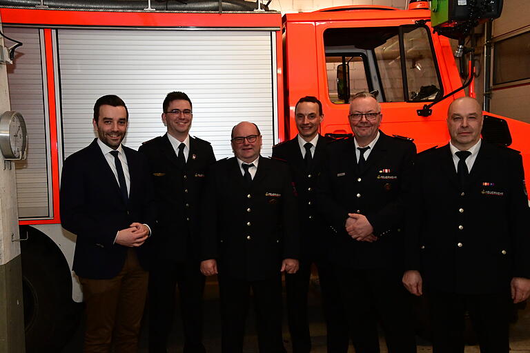 Michael Brückner (Dritter von links) wurde für 25 Jahre aktiven Dienst bei der Feuerwehr Gerchsheim geehrt. Es gratulierten (von links): Bürgermeister Johannes Leibold, die stellvertretenden Abteilungskommandanten Andre Henneberger und Michael Henneberger, Abteilungskommandant Anton Kraus und Hauptkommandant Gerald Ebert.